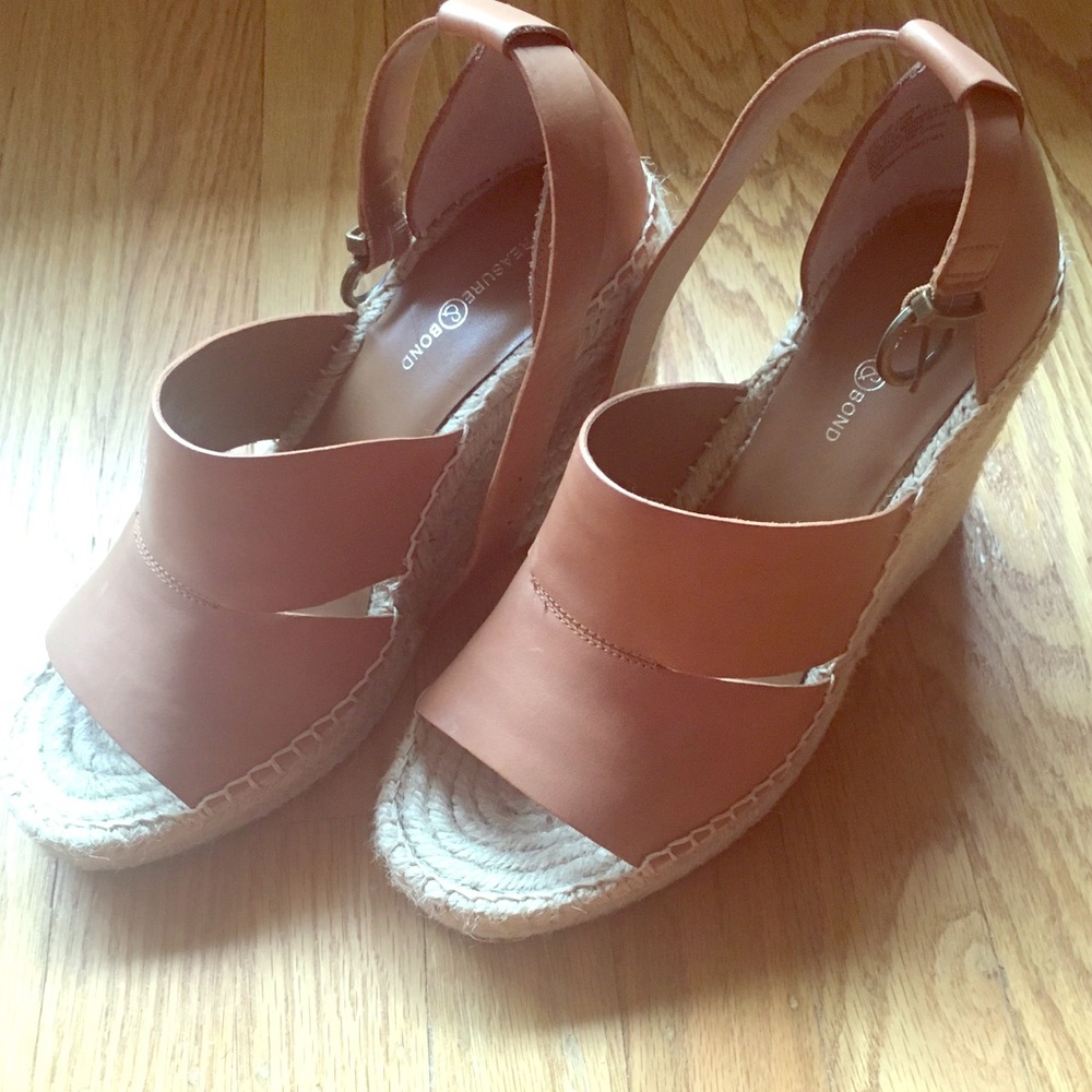 New condition treasure and bond wedge sandals